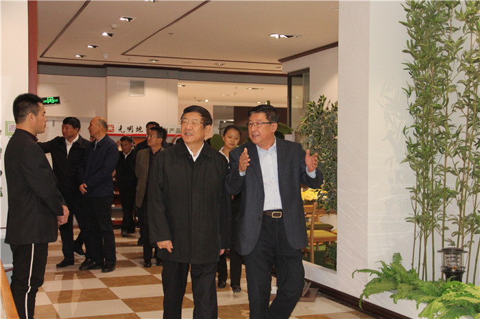 張建龍一行到光明集團調研