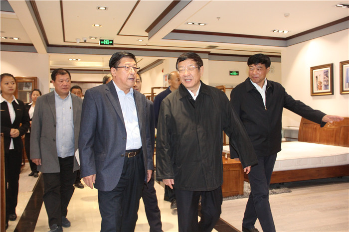 張建龍一行到光明集團調研