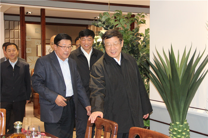 張建龍一行到光明集團調研