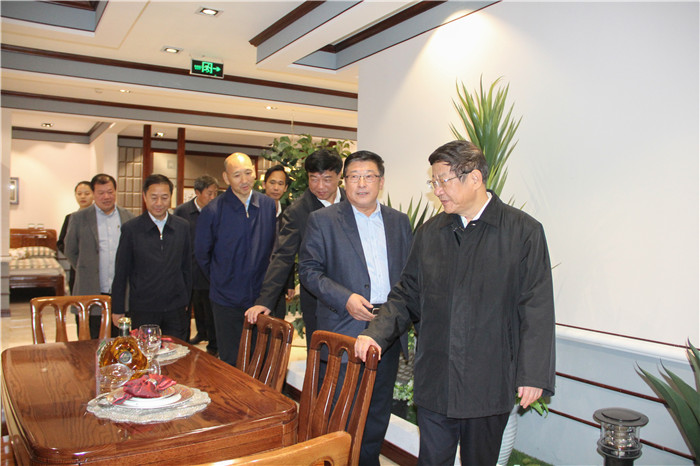 張建龍一行到光明集團調研