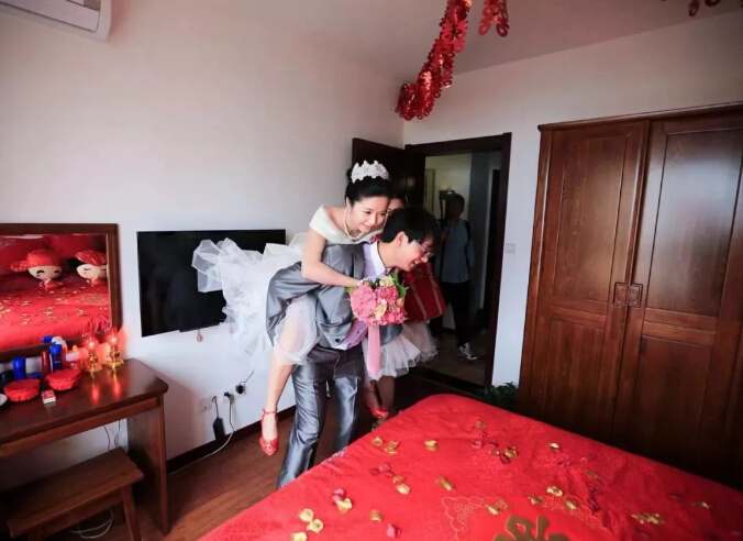 “買套實木家具，送你個老婆！你虧不虧？”
